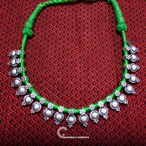 Small thread neckpiece (Green-a)